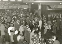 1974-02-23 Haone in het stationsgebouw 1974-02-23 Haone in het stationsgebouw
